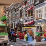 Красочная LEGO-улочка с магазинчиками